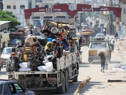 نازحون فلسطينيون يغادرون مخيم المغازي في وسط قطاع غزة عقب تحذيرات إسرائيلية من استهداف المنطقة التي كانت تؤويهم. 17 اغسطس 2024 - Reuters