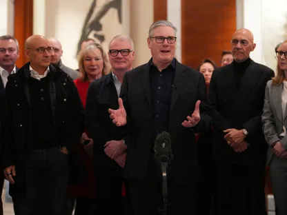 رئيس الوزراء البريطاني يصل بكين: لا يمكن تجاهل فرص الصين الاقتصادية