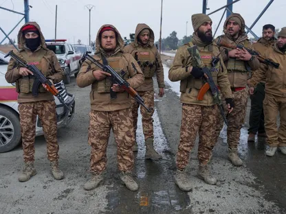 أفراد من الشرطة العسكرية السورية يتجمعون خارج سجن الأقطان في الرقة. 22 يناير 2026 - REUTERS