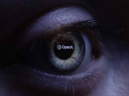 شعار شركة OpenAI ينعكس من عين بشرية خلال إحدى الفعاليات في باريس. 6 يونيو 2023 - AFP