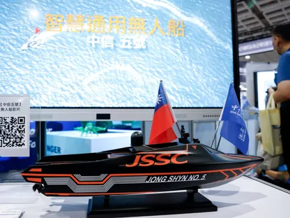 عرض نموذج للسفينة السطحية غير المأهولة جونج شين رقم 5 (USV) في معرض تايبيه لتكنولوجيا الفضاء والدفاع في تايوان. 18 سبتمبر 2025 - Reuters