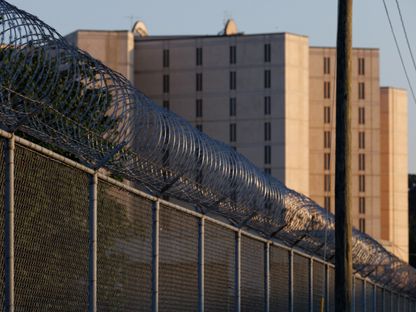 أسلاك شائكة خارج سجن مقاطعة فولتون بولاية جورجيا الأميركية. 18 أغسطس 2023 - REUTERS