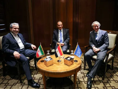 مصر تجمع بين إيران و"الطاقة الذرية".. وتدعو لعدم تفويت فرصة "الاتفاق النووي"