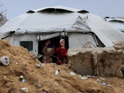 فتاة وسيدة فلسطينية في إحدى الخيام خلال سقوط أمطار على مدينة غزة. 14 نوفمبر 2025 - رويترز