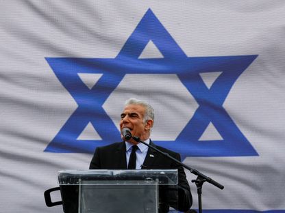 زعيم المعارضة الإسرائيلية يائير لبيد يتحدث خلال احتجاج ضد رئيس الوزراء الإسرائيلي بنيامين نتنياهو في القدس. 27 مارس 2023 - REUTERS