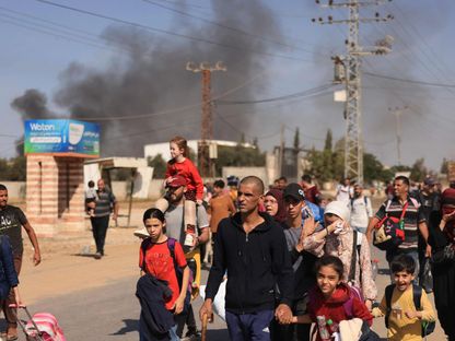 عائلات فلسطينية تفر من أجزاء من شمال غزة باتجاه المناطق الجنوبية وتسير على طول الطريق في وسط معارك مستمرة. 10 نوفمبر 2023 - AFP