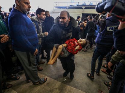 نقل طفل فلسطيني أصيب أثناء القصف الإسرائيلي إلى داخل مستشفى ناصر في خان يونس جنوب قطاع غزة. 5 ديسمبر 2023 - AFP