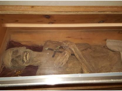 مومياء القس فرانز زافير سيدلر فون روزينيج المحنطة داخل نعشه في سرداب كنيسة سانت توماس آم بلاسنشتاين بالنمسا - Frontiers in Medicine (J. Wimmer)