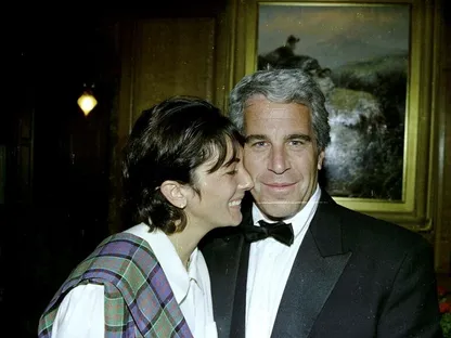 صورة غير مؤرخة لرجل الأعمال الأميركي جيفري إبستين إلى جانب شريكته جيسلين ماكسويل - AFP