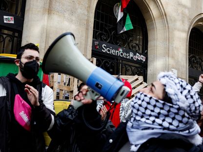 ناشطون مؤيدون لفلسطين يعتصمون في جامعة ساينس بو بالعاصمة الفرنسية باريس- 26 أبريل 2024 - Reuters