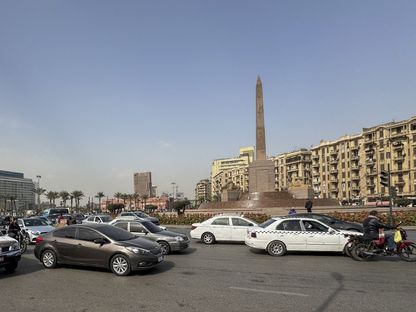 حركة المرور بمنطقة وسط البلد في العاصمة المصرية القاهرة. 26 فبراير 2024 - AFP
