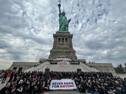 نشطاء يهود يحتلون قاعدة تمثال الحرية بمدينة نيويورك للمطالبة بوقف إطلاق النار في غزة. 6 نوفمبر 2023 - AFP