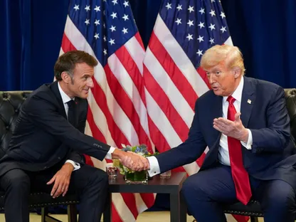 الرئيس الأميركي دونالد ترمب يصافح نظيره الفرنسي إيمانويل ماكرون على هامش الدورة الثمانين للجمعية العامة للأمم المتحدة في نيويورك. 23 سبتمبر 2025 - REUTERS