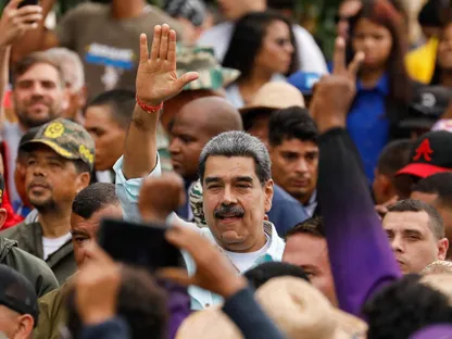 الرئيس الفنزويلي نيكولاس مادورو يلوّح بيده خلال مسيرة لإحياء ذكرى معركة سانتا إينيس، كاراكاس، فنزويلا. 10 ديسمبر 2025 - Reuters