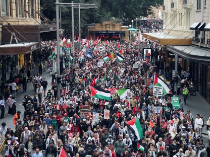 آلاف المتظاهرين يحملون لافتات أثناء مشاركتهم في احتجاج المسيرة الوطنية من أجل فلسطين في سيدني، أستراليا. 24 أغسطس 2025 - REUTERS
