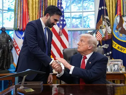 الرئيس الأميركي دونالد ترمب وعمدة مدينة نيويورك المنتخب زهران ممداني في المكتب البيضاوي بالبيت الأبيض في واشنطن. 21 نوفمبر 2025 - Bloomberg