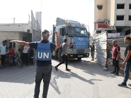 شاحنات تحمل أدوية وإمدادات طبية من منظمة الصحة العالمية تصل إلى المستشفى الأهلي المعمداني في غزة بفلسطين. 23 يونيو 2024 - AFP