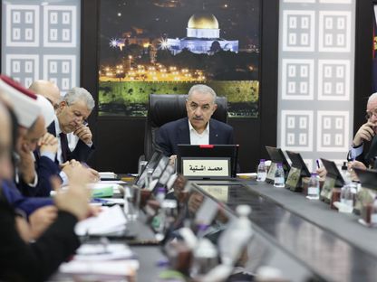 رئيس الوزراء الفلسطيني محمد اشتية خلال إحدى جلسات مجلس الوزراء. 27 ديسمبر 2023 - facebook/PALCAB