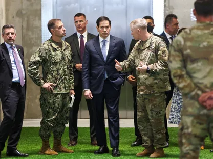 وزير الخارجية الأميركي ماركو روبيو يزور مركز التنسيق المدني العسكري الخاص بمراقبة وقف إطلاق النار في غزة، جنوب إسرائيل. 24 أكتوبر 2025 - REUTERS