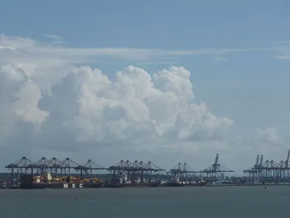 الهند تستدعي سفير إيران عقب هجوم على سفينتين في مضيق هرمز