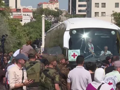 رام الله تستقبل الأسرى المحررين.. لحظة وصول الحافلات