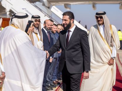 أحمد الشرع يستقبل أمير قطر الشيخ تميم بن حمد آل ثاني في مطار دمشق، 30 يناير 2025 - وكالة الأنباء القطرية