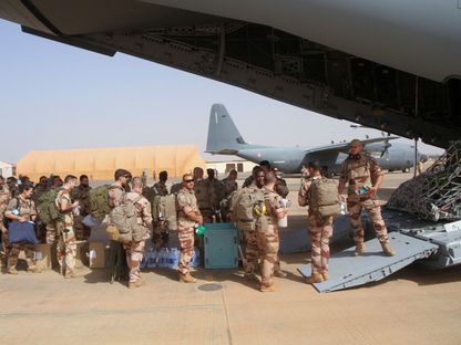 آخر مجموعة من القوات الفرنسية في النيجر تستعد للصعود على متن طائرة عسكرية لمغادرة البلاد، نيامي. 22 ديسمبر 2023 - Reuters