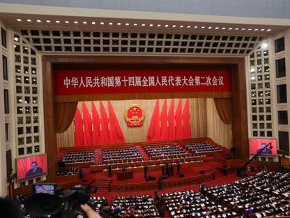 رئيس مجلس الدولة الصيني لي تشيانج يقدم تقرير العمل في الجلسة الافتتاحية للمجلس الوطني لنواب الشعب الصيني في قاعة الشعب الكبرى في بكين. 5 مارس 2024. - Reuters