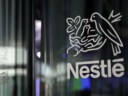 شعار "نستله" عند مدخل مقر الشركة في مدينة فيفري - سويسرا - bloomberg