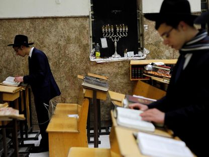 طلاب يقرأون نصوصاً دينية في مدرسة دينية يهودية بمدينة بني براك في مقاطعة تل أبيب. 28 ديسمبر 2019 - REUTERS