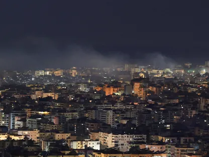 الجيش الإسرائيلي يكثف الغارات الجوية على لبنان وينشر آلاف الجنود على الحدود