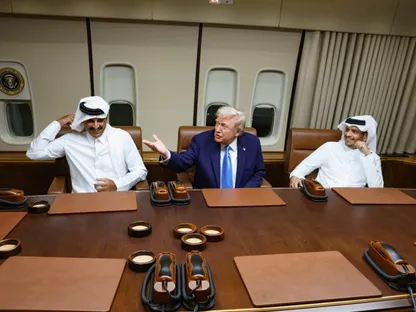 أمير قطر الشيخ تميم بن حمد آل ثاني ووزير خارجية قطر الشيخ محمد بن عبد الرحمن بن جاسم آل ثاني مع الرئيس الأميركي دونالد ترمب على متن الطائرة الرئاسية الأميركية في قاعدة العديد الجوية بالدوحة. 25 أكتوبر 2025 - REUTERS