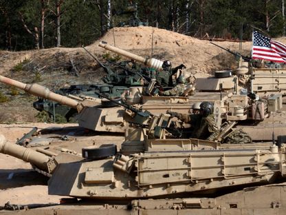 دبابات من طراز "أبرامز" أميركية الصنع خلال تدريبات لحلف شمال الأطلسي (الناتو) في لاتفيا. 26 مارس 2021 - Reuters