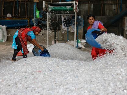 نساء يعملن في مصنع لإعادة تدوير الزجاجات البلاستيكية في دكا عاصمة بنجلاديش. 20 فبراير 2024 - REUTERS