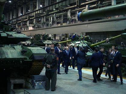 الرئيس الروسي فلاديمير بوتين يزور مصنع أورالفاجونزافود لإنتاج الدبابات في مدينة نيجني تاجيل. 15 فبراير 2024 - AFP