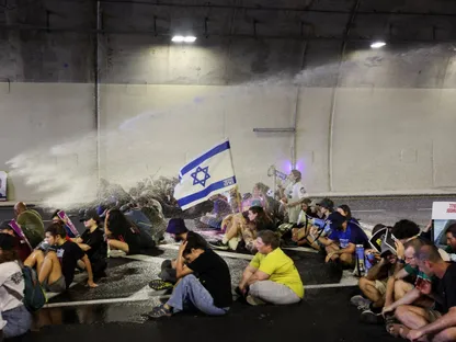 الشرطة الإسرائيلية تحاول تفريق متظاهرين في القدس بخراطيم المياه خلال احتجاج يطالب بإنهاء حرب غزة وإطلاق سراح الرهائن. 17 أغسطس 2025 - reuters