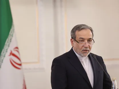 طهران: سنجري نقاشاً مع دول المنطقة بشأن الإدارة المستقبلية لمضيق هرمز