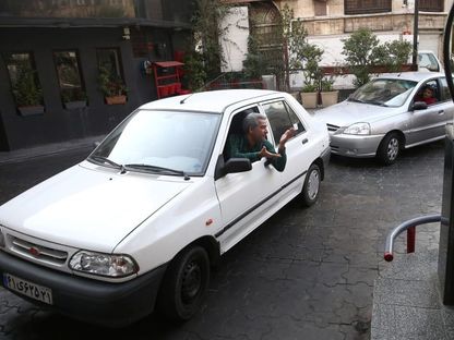 سيارات تصطف في محطة بنزين بعد ارتفاع أسعار الوقود في طهران. 15 نوفمبر 2019 - Reuters