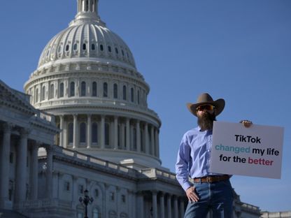 رجل أميركي يحتج أمام الكونجرس على مشروع قانون متعلق بتطبيق "تيك توك" بالعاصمة واشنطن. 13 مارس 2024 - Reuters