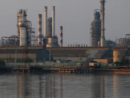 حرب إيران ترفع أسعار منتجات نفطية مكررة إلى 200 دولار للبرميل