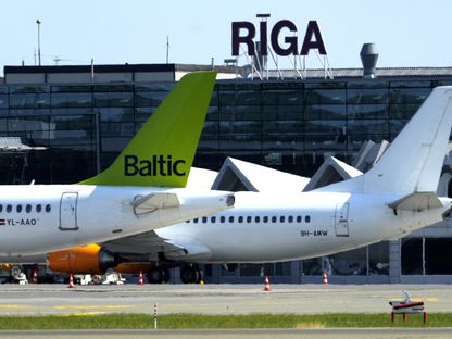 طائرات تابعة لخطوط طيران البلطيق في مطار ريجا الدولي في لاتفيا. 21 يوليو 2022 - REUTERS