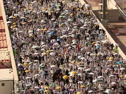 الحجاج في طريقهم لرمي الجمرات بمشعر منى في أول أيام عيد الأضحى بعد الوقوف على عرفة. 16 يونيو 2024 - AFP