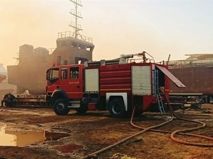 صور متداولة لقوات الدفاع المدني أثناء عملها في مكافحة حريق شب في ورشة تصنيع وإصلاح السفن بمدينة السويس في مصر. 31 يناير 2025 - الشرق