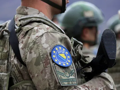 مسؤول أوروبي يقترح استخدام صندوق أزمات التكتل لغرض الدفاع