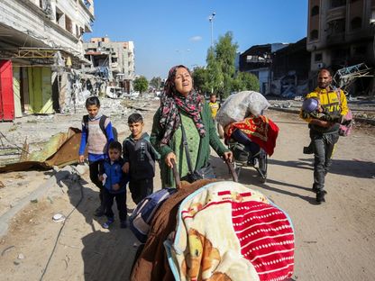 عائلات فلسطينية تنزح من شمال غزة بينما يستمر القصف الإسرائيلي المكثف على جباليا. 4 ديسمبر 2024 - REUTERS