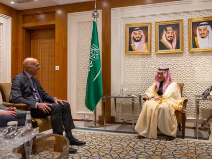 وزير الخارجية السعودي يبحث مع توم باراك الأوضاع في سوريا
