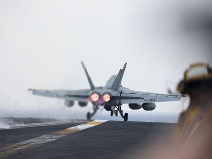 مقاتلة من طراز F/A-18E Super Hornet تنطلق من سطح حاملة الطائرات الأميركية دوايت دي أيزنهاور (CVN 69) جنوب البحر الأحمر. 13 فبراير 2024 - Reuters