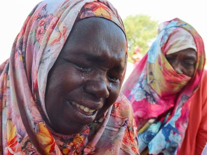 امرأة من مدينة الجنينة بولاية غرب دارفور تبكي بعد تلقيها خبر وفاة أفراد من عائلتها أثناء انتظارهم في تشاد. 7 نوفمبر 2023 - Reuters