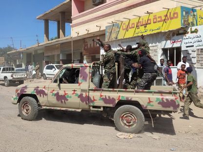 جنود سودانيون يقودون مركبة مزودة بمدفع رشاش في أحد شوارع مدينة القضارف- في 14 يناير 2024 - Reuters