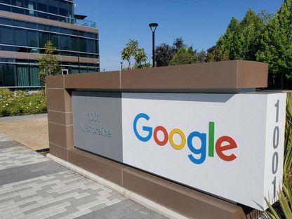 شعار جوجل أمام مقر الشركة في ولاية كاليفورنيا الأميركية. 8 مايو 2015 - Reuters
